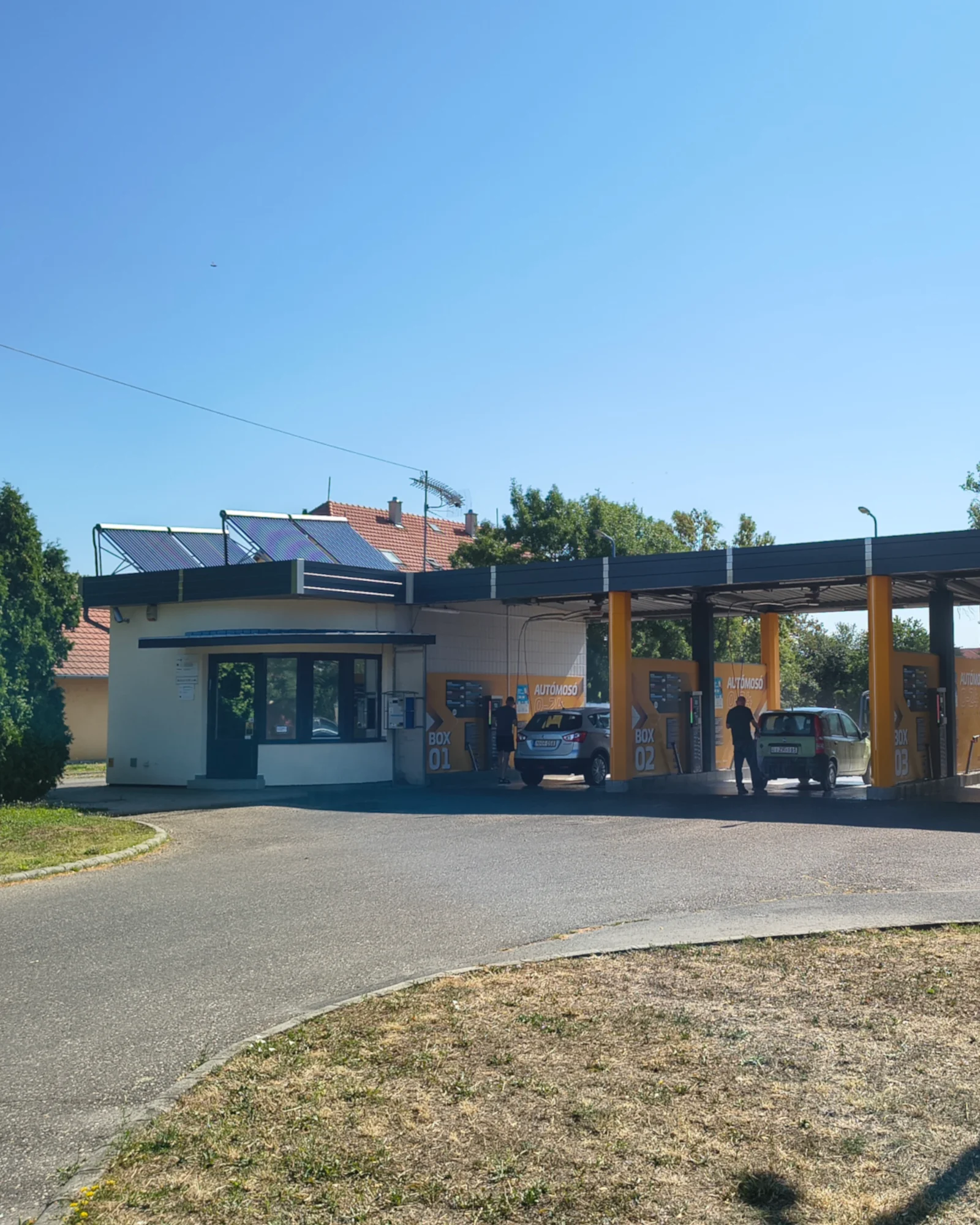 Napkollektoros rendszer egy autómosó épületének tetején